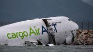 Un avión de carga se sale de la pista al aterrizar en Hong Kong y deja al menos 2 muertos