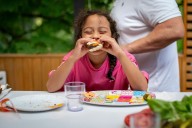Inmigración se llevo a sus padres. ¿Por qué esta pareja de Portland dio a 4 niños un nuevo hogar?