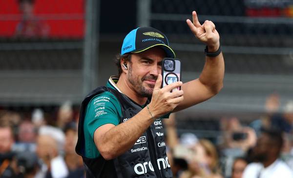 Briatore aseguró que Alonso tendría chances en otro equipo: "Está ahí"
