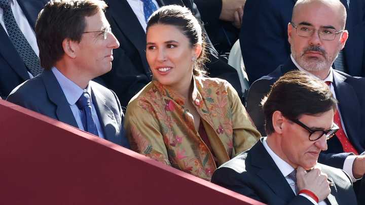 Teresa Urquijo sorprende con un look bohemio y de 'efecto buena cara' al instante en el desfile del 12 de octubre