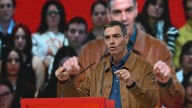 Sánchez se erige como azote de los barones del PP y hace campaña con la tragedia en sus territorios