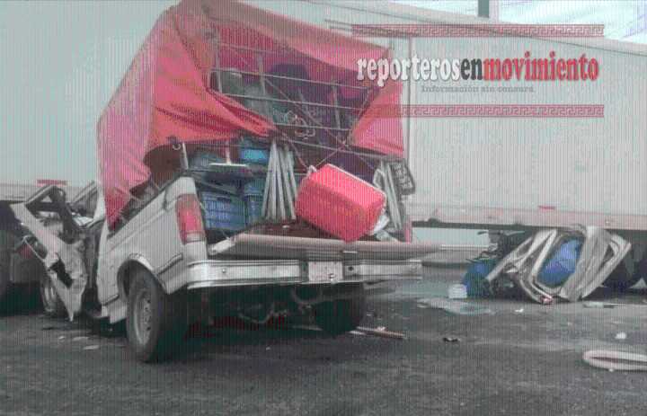 UNA CAMIONETA Y UN VEHÍCULO CHOCARON EN LA CAJA DE UN TRÁILER EN EL ESTADO DE HIDALGO; HAY TRES MUERTOS