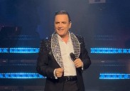 Rodeado de amigos: Luis Jara gozó su primera vez en el Teatro Municipal