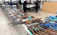 Decomisan en Texas 400 armas que iban a ser enviadas a México, detienen a padre e hijo