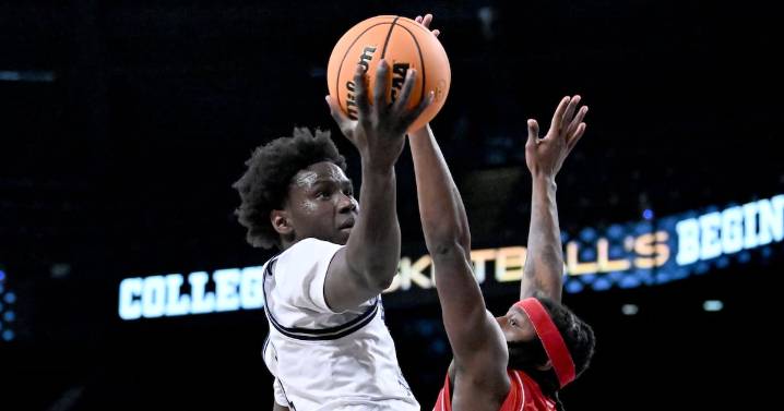 With another new roster, Stoudamire still aiming to reach NCAA Tournament