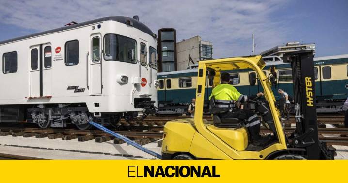 La exposición de trenes históricos de Metro toma forma en les Glòries
