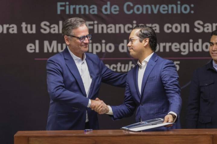 Otorga Qro y Santander becas para salud financiera de jóvenes universitarios