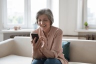 Personas que utilizan el celular a mayor edad tienen mejor salud mental