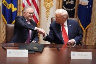 VIDEO: Cámara de prensa golpeó histórico espejo en la Casa Blanca y Trump lo notó