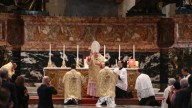 La Misa en Latín vuelve a San Pedro: el cardenal Burke celebra la Misa según la liturgia tradicional en el Altar de la Cátedra