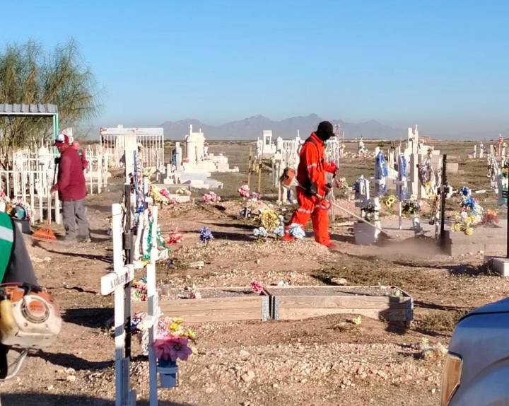 Limpian panteones en Valle de Juárez para celebración de Día de Muertos