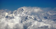 Coordinan labores para rescatar a mil personas atrapadas en las laderas del Monte Everest tras tormenta de nieve