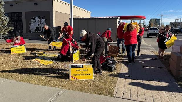 Teachers and supporters gather in Alberta education minister's riding as back