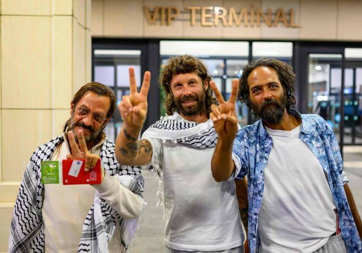 21 de los 49 españoles de la flotilla detenidos en Israel regresarán este domingo a España