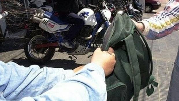 Mujer sufrió el arrebato de su mochila en el barrio San Vicente