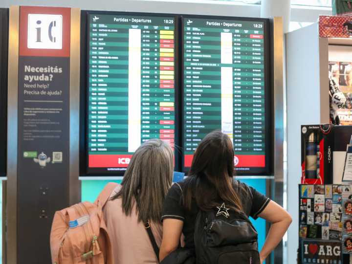 Anuncian nuevas medidas de fuerza de controladores aéreos: arranca la semana próxima y afectará solo a los aviones de carga