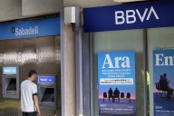 BBVA y Sabadell pierden clientes en España tras más de dos años en guerra por la OPA que vence esta semana