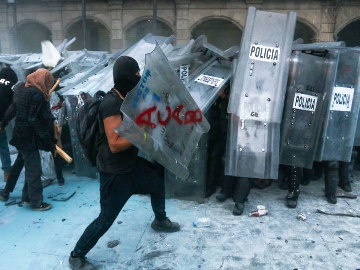 Marcha por el 2 de Octubre termina empañada por violencia en el Zócalo