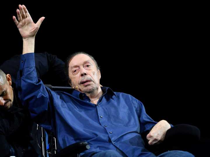 Tim Curry habló de las secuelas que le dejó el ACV: "Estoy en esta silla de ruedas tonta"
