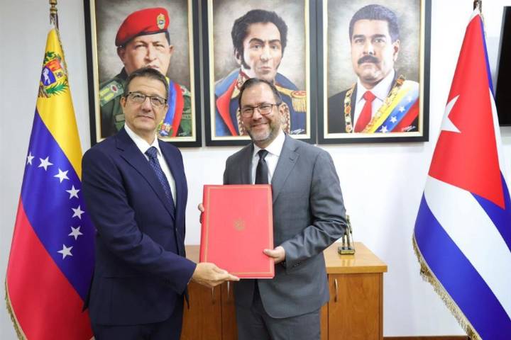 Canciller de Venezuela recibió Copias de Estilo de embajador de Cuba (+Fotos)