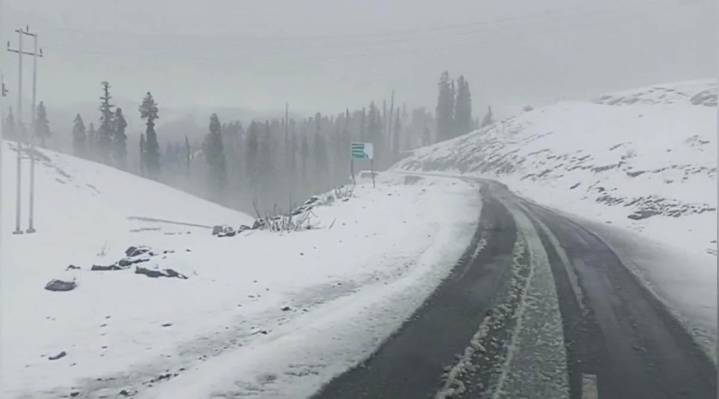 Areas in J&K receive Fresh Snowfall, Temperature drops