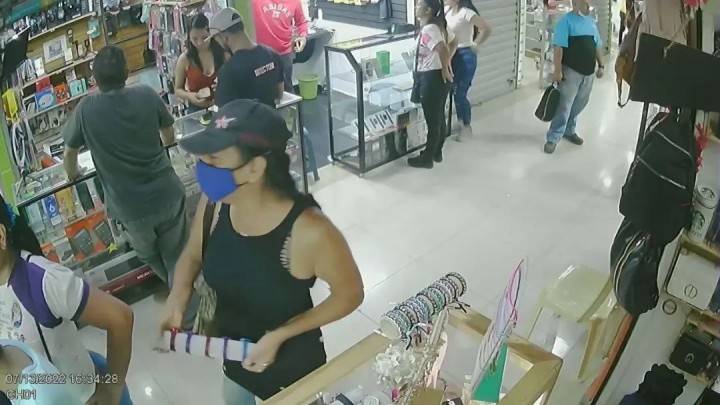 Pillados en vídeo: mujer simula estar interesada en comprar, hasta que hurta cinco relojes