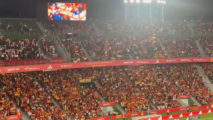 Fiesta nacional en Elche: el Martínez Valero vibra con el himno de España