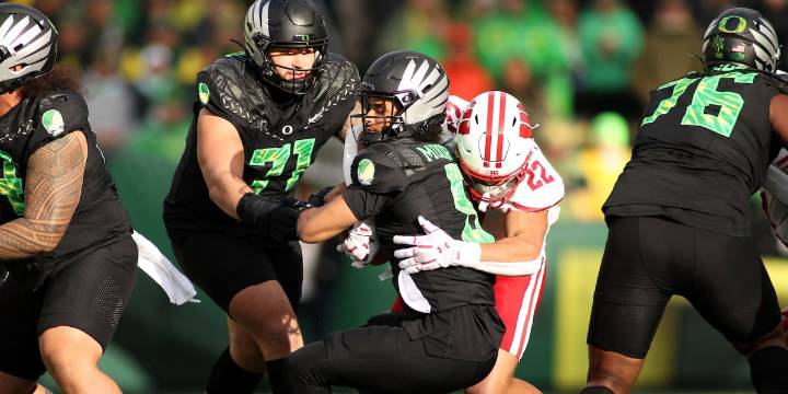 Oregon quarterback leaves game against Wisconsin after hit to the face