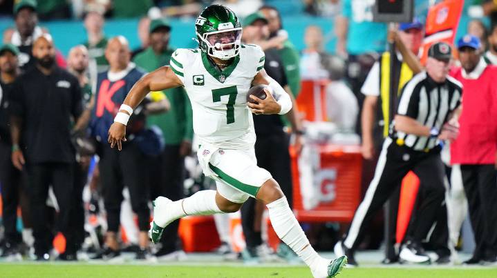 Jets’ Justin Fields ripped for holding ball too long agains awful Cowboys defense