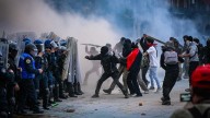 Chocan policías y manifestantes en el Zócalo por marcha del 2 de octubre