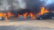 Arden varios coches en un taller de Churra