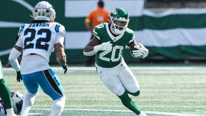Jets’ Breece Hall injury scare pops up as trade rumors swirl all around him