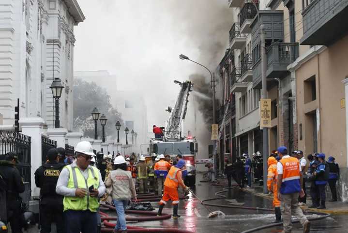 Cuatro bomberos heridos deja siniestro en el Cercado de Lima
