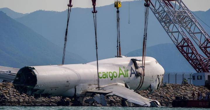 Recuperan restos principales de avión de carga tras derrape de pista en Hong Kong
