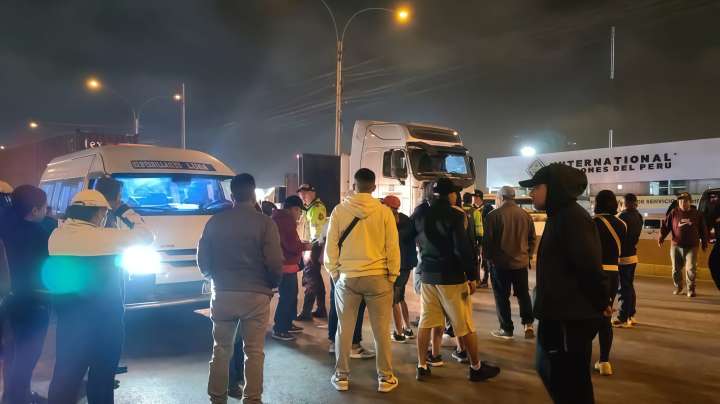 Sicarios asesinan a conductor en el Callao y transportistas bloquean avenida