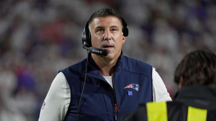 Patriots’ Drake Maye Reacts To Fans Chanting Mike Vrabel’s Name