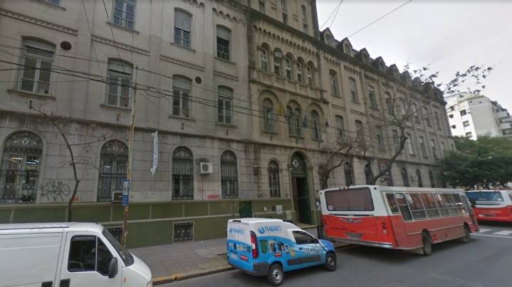 Pánico en un colegio de Palermo: hay tres alumnos con quemaduras por la explosión de un experimento