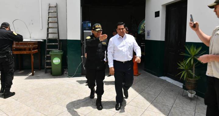 Ministro del Interior inspecciona comisaría de Surquillo y evalúa mejoras inmediatas