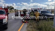 Aparatoso choque deja a mujer atrapada y herida rumbo a Aldama