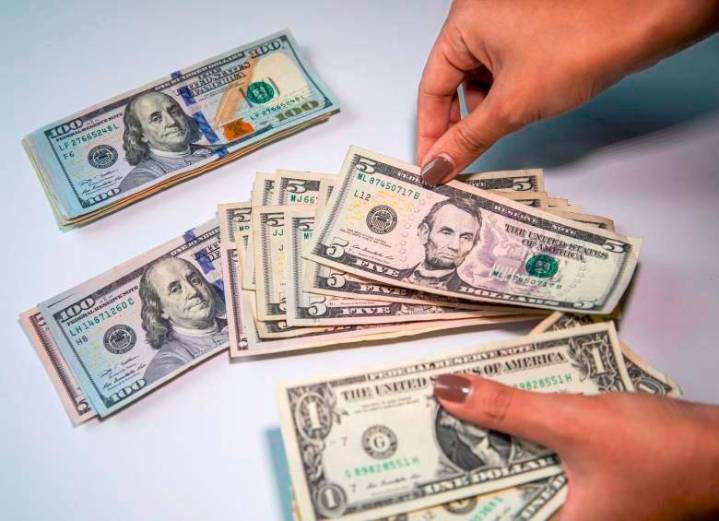 Dólar sigue con tendencia a la baja y abre en $3.910, ¿cómo se comportaría a futuro en Colombia?