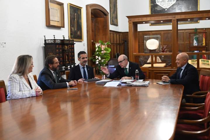 Junta y Universidad de Granada refuerzan colaboración en innovación agroalimentaria