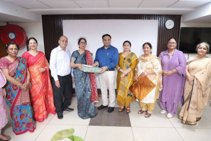2 Hindi teachers retire