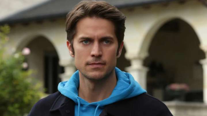 Lucas Bravo, de Emily in Paris, habla de su ausencia en el tráiler de la quinta temporada tras criticar la serie