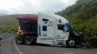 Choca tráiler con cerro y congestiona autopista Puebla