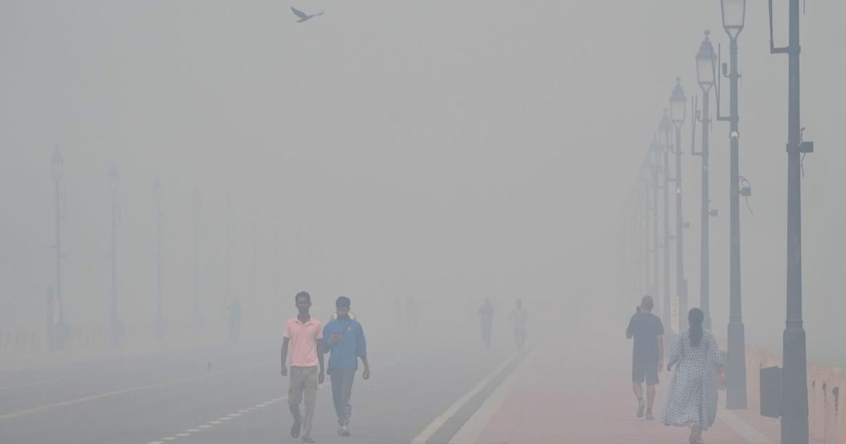 Una espesa y peligrosa bruma cubre Nueva Delhi tras los fuegos artificiales de Diwali