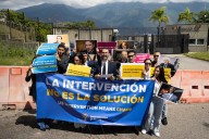 Grupo de jóvenes protestan ante Embajada de EEUU en contra de...