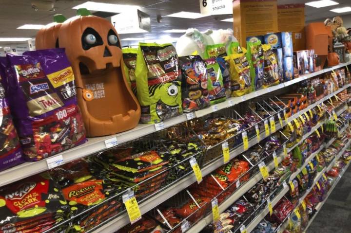 Americans to spend record $114 per person on Halloween this year