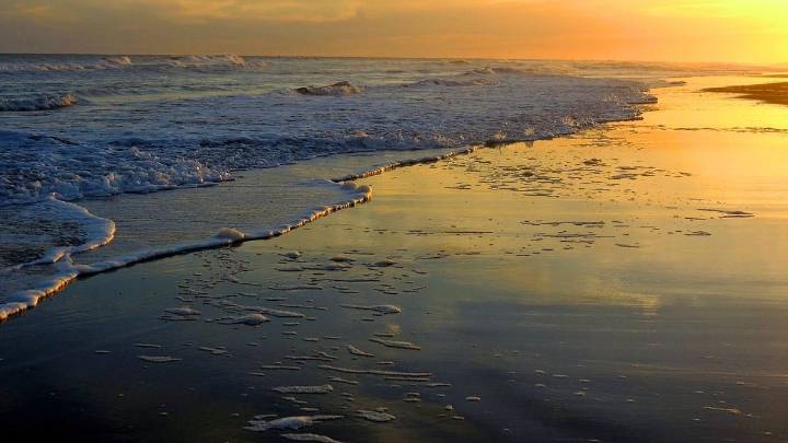 El pueblo de 60 habitantes para unas vacaciones donde el mar se mezcla con el cielo