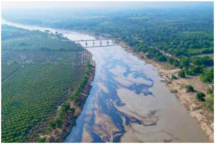 Derrame de petróleo en el río Pantepec, Veracruz: refuerzan operativo de limpieza y remediación
