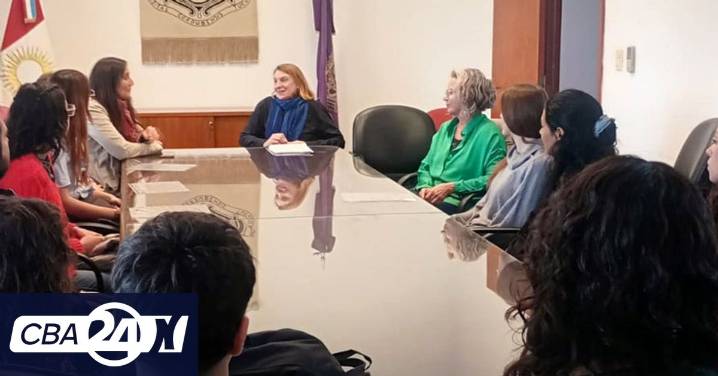 Reconocimiento a abanderada y escoltas de Sociales